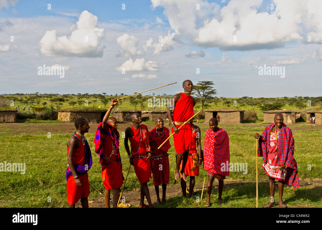 Masai Mara Nationalpark Kenia Afrika Masai Krieger Massai springen willkommen traditionelle Tradition springen Dorf #9 Stockfoto