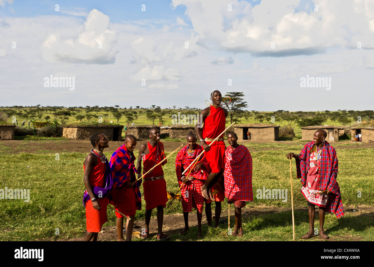 Masai Mara Nationalpark Kenia Afrika Masai Krieger Massai springen willkommen traditionelle Tradition springen Dorf #9 Stockfoto