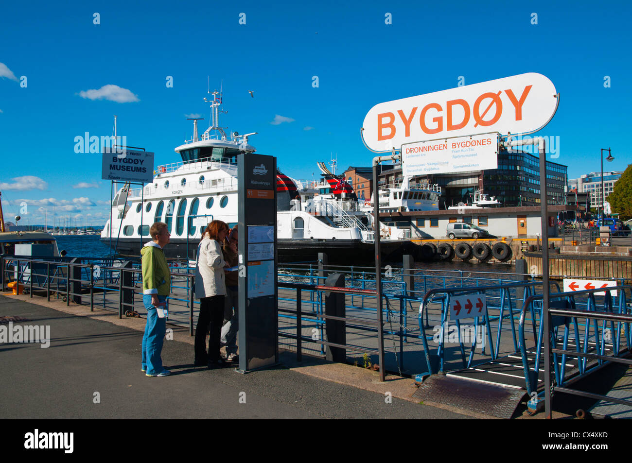 Boote auf Bygdoy Insel fahren von Rådhusbrygge Pfeilern am Rådhusplassen Square Pipervika Bezirk Sentrum central Oslo Norway Stockfoto