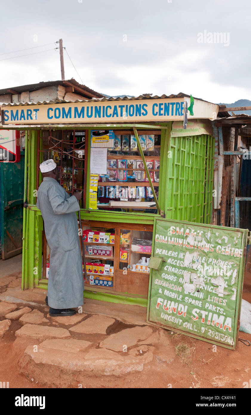Kenia Afrika Namanga Grenze Stadt Stores und Shops mit der lokalen  Bevölkerung in armen Dorf Stockfotografie - Alamy