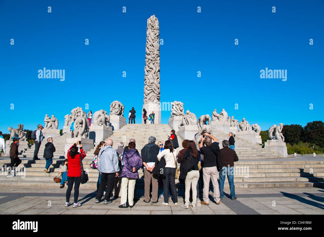 Vigeland Park Mittelgang mit Statuen von Gustav Vigeland in Frognerparken Frogner Park-Bezirk Oslo Norwegen Europa Stockfoto