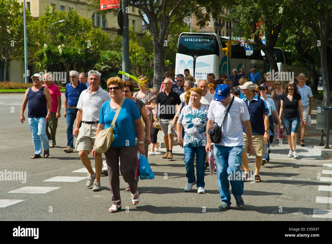 Barcelona Menschen Straße. Organisierten Reisegruppe auf der Straße in Barcelona Katalonien Spanien ES Stockfoto