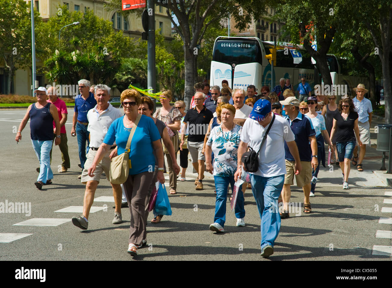 Barcelona Menschen Straße. Organisierten Reisegruppe auf der Straße in Barcelona Katalonien Spanien ES Stockfoto