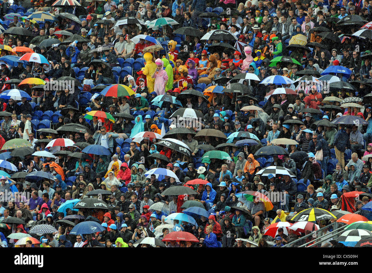 Schirme herauskommen, wie starker Regen während der Cricket Twenty20 Finale Day 2012 im Swalec Stadium in Cardiff beginnt Stockfoto