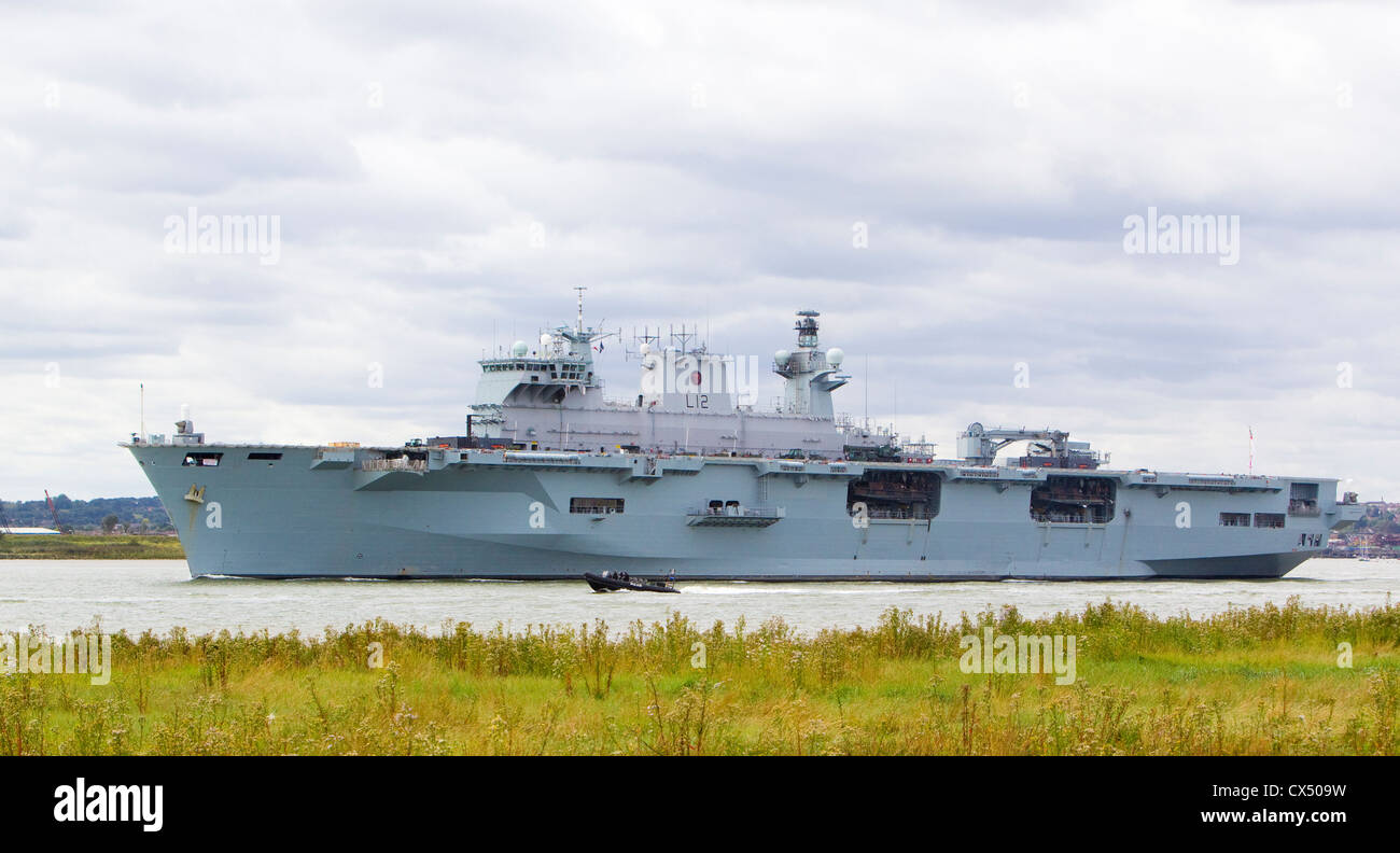 HMS Ocean, amphibischer Angriff Schiff, wodurch Weg hinunter Themse nach Tour der Aufgabe in Greenwich während der Olympischen Spiele. Stockfoto