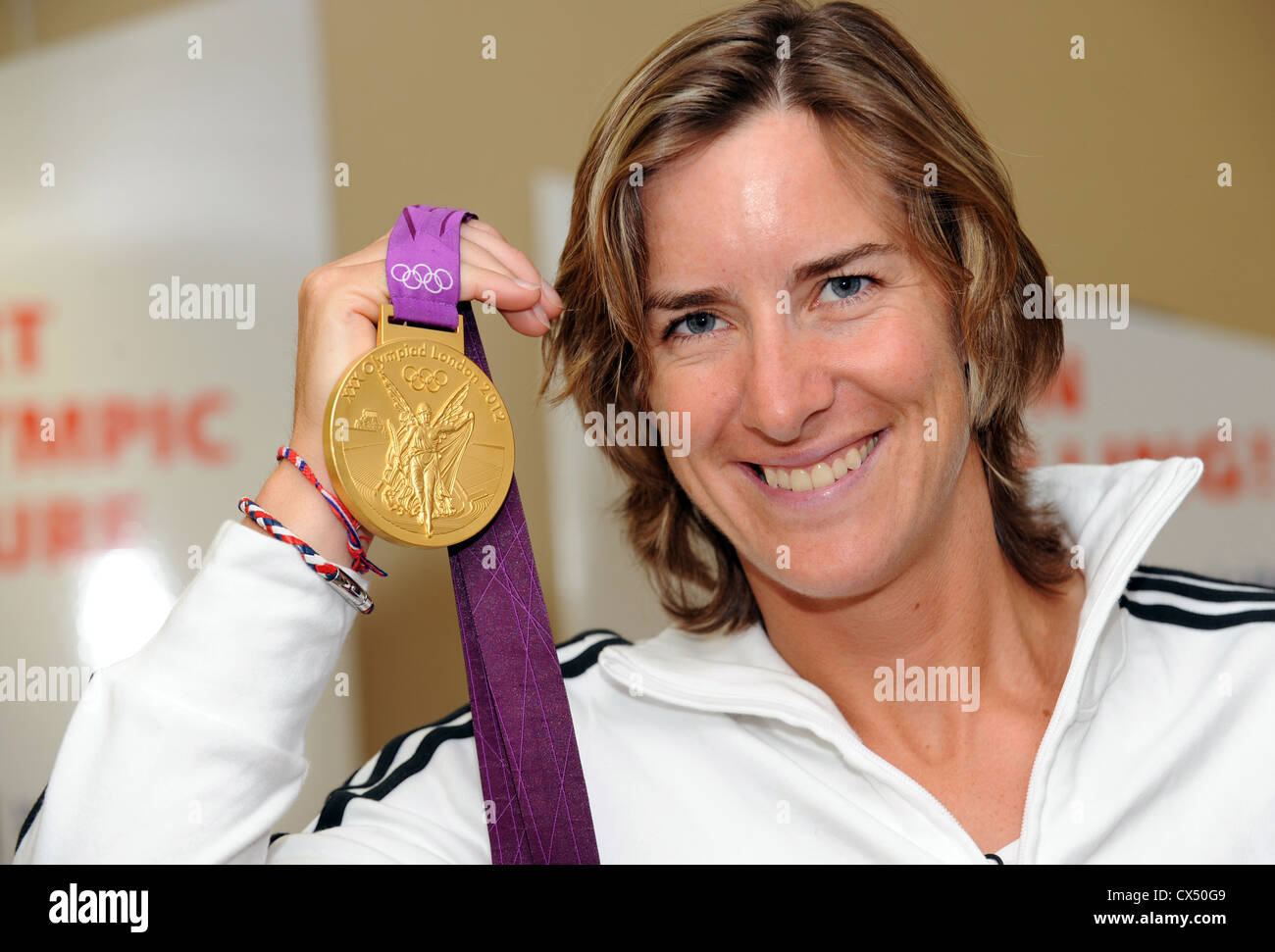 Katherine Grainger mit ihrer Goldmedaille gewann in der Frauen doppelte Sculls Rudern Finale bei den Olympischen Spielen 2012 in London Stockfoto
