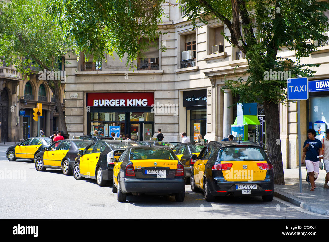 Taxis auf der Straße in Barcelona Katalonien Spanien ES Stockfoto