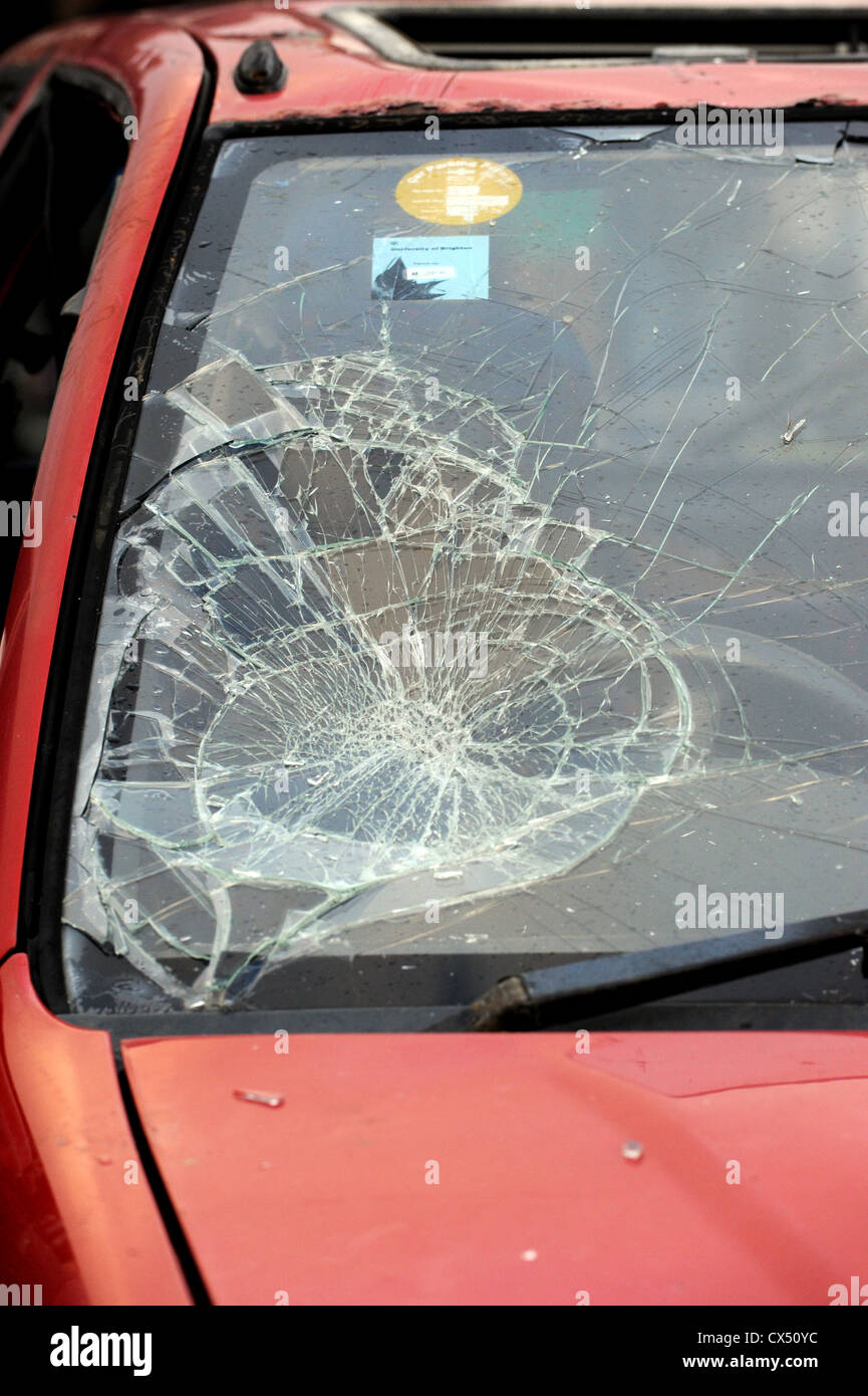 Nahaufnahme von einem zertrümmerten Sie Auto Windschutzscheibe Stockfoto