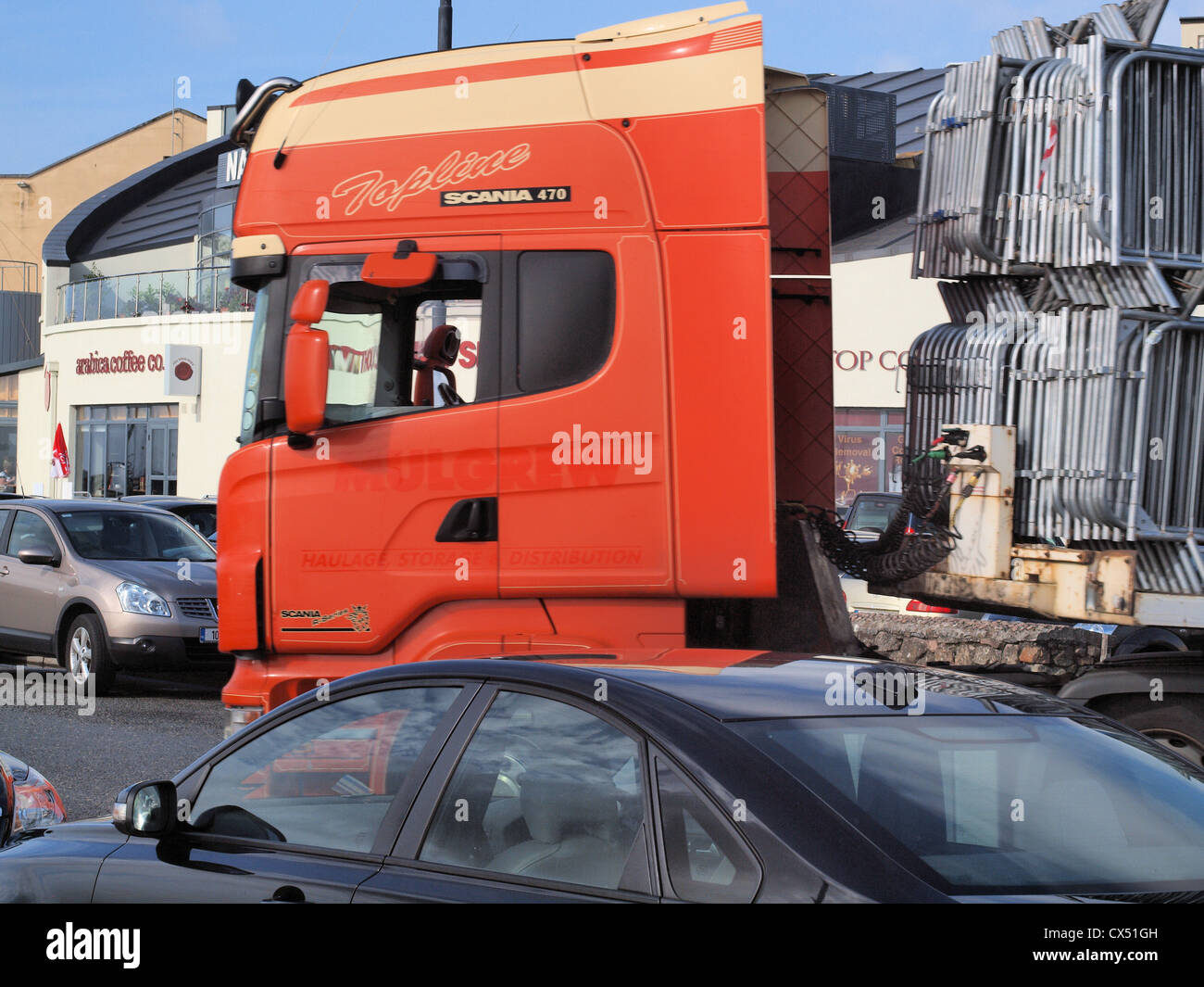 Einem Schwerlastfahrzeug Reisen entlang einer Straße in Galway Bay Salthill, Irland Stockfoto