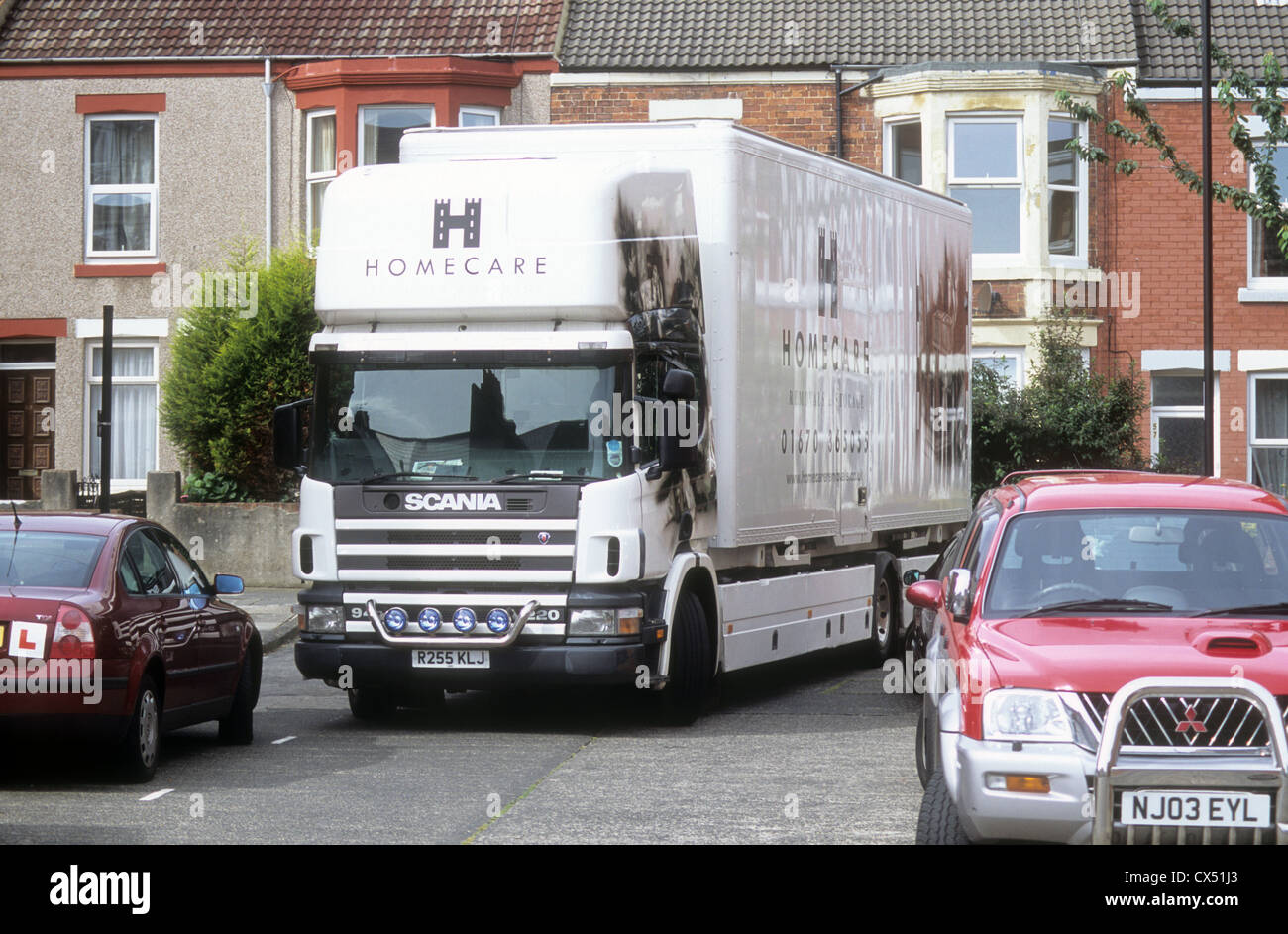 Möbel Entfernung LKW geparkt in einem Vorort im Nordosten Englands in den Prozess der Menschen, in oder aus ihrem Eigentum zu bewegen. Stockfoto