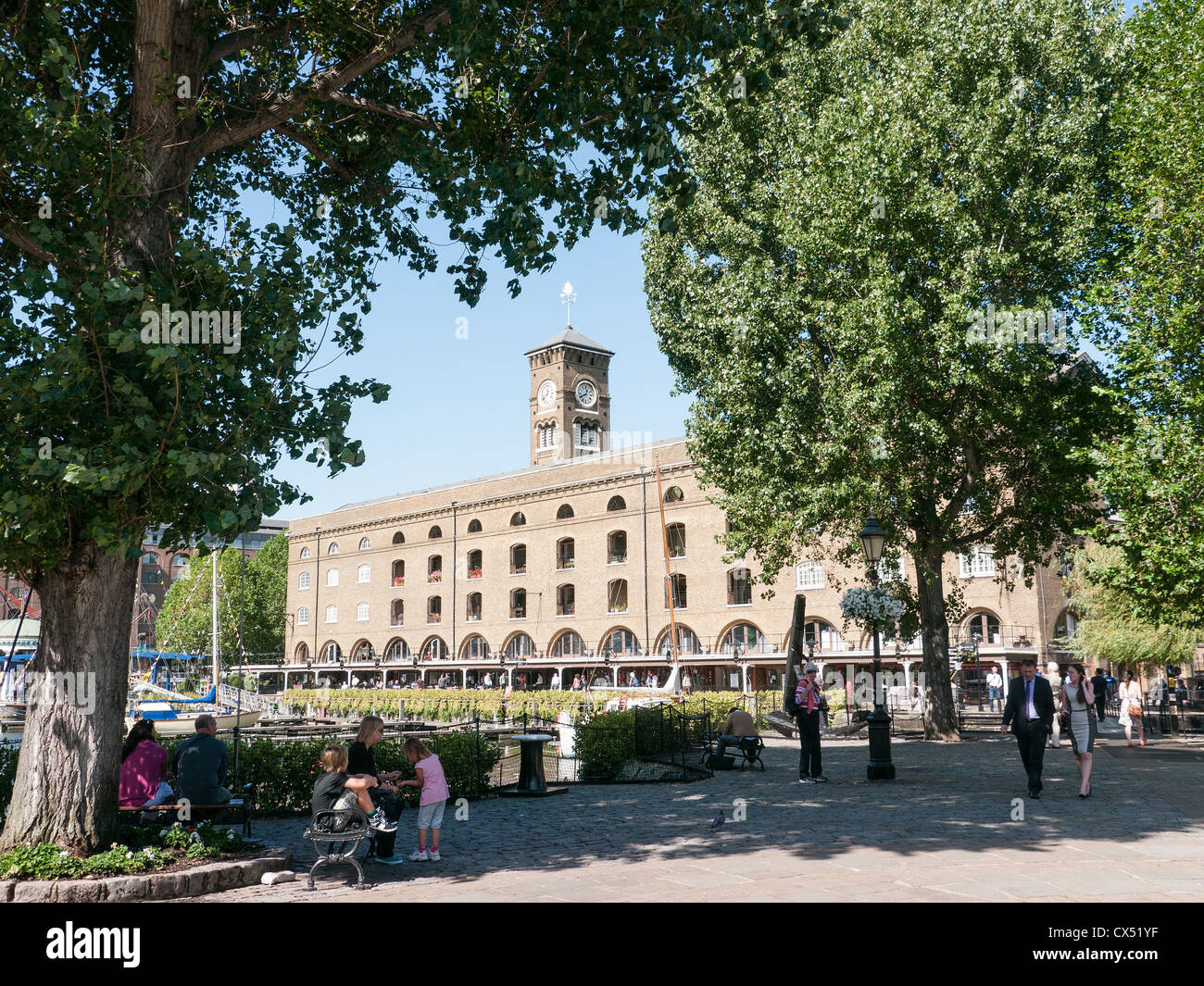 Die Marina am St. Katherine Docks, mit Geschäften und Boutiquen in den Hintergrund, London, UK Stockfoto