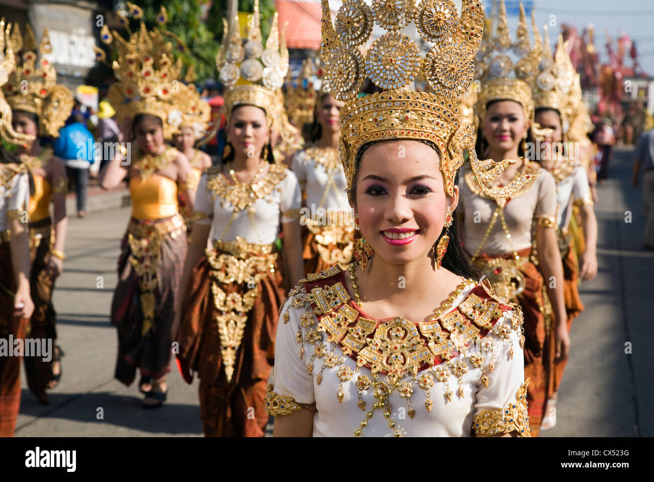 Thai Tänzer Parade durch die Straßen von Surin während des jährlichen Festivals der Elephant Roundup. Surin, Surin, Thailand Stockfoto