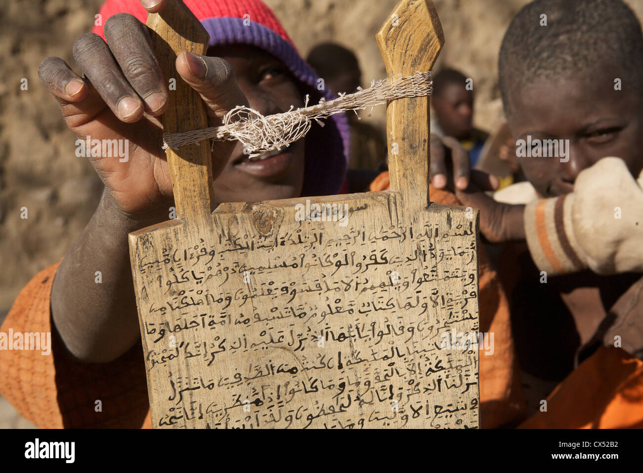 Die Kinder lesen den Koran auf Holztafeln, Timbuktu, Mali, Westafrika Stockfoto