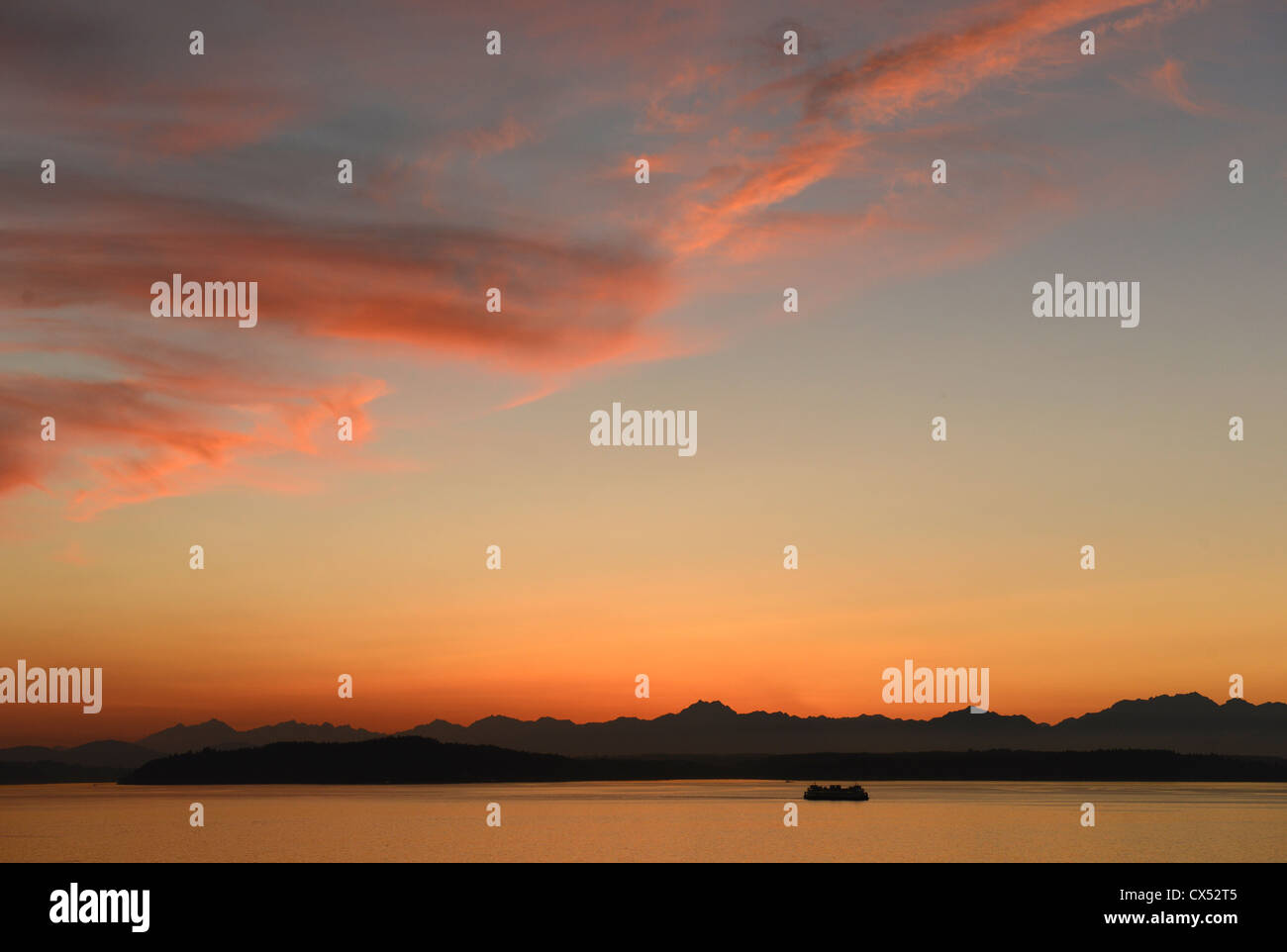 Fähre überqueren Puget Sound bei Sonnenuntergang mit Olympic Mountains hinaus aus West Seattle, Washington Stockfoto