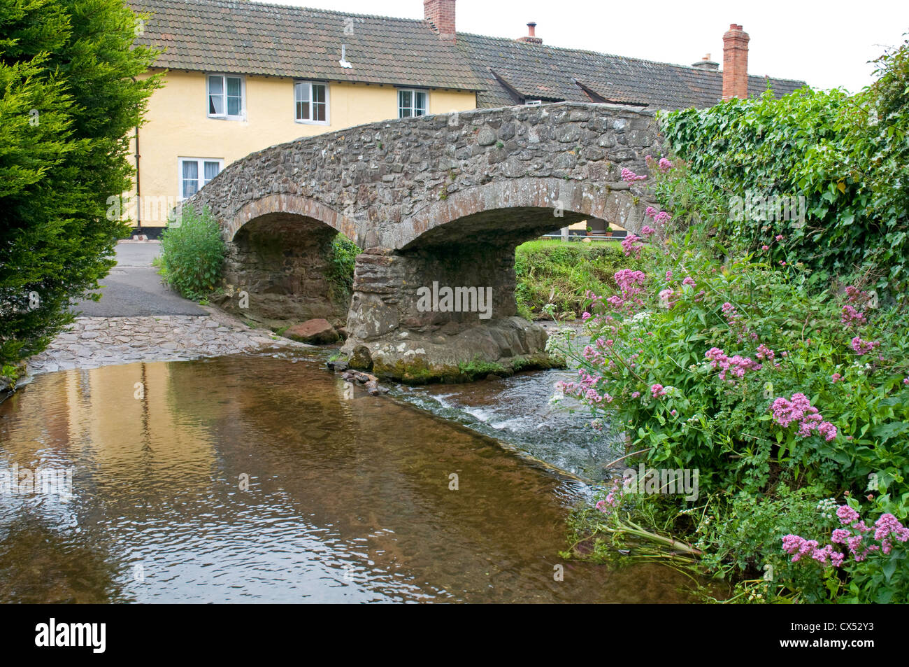 Die berühmten Lastesel-Brücke über den Fluss Aller in Allerford, Somerset Stockfoto
