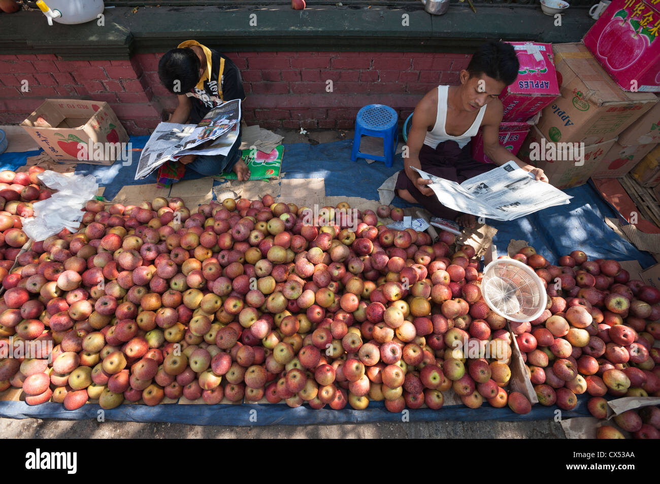 Straßenhändler verkaufen Äpfel, Maha Bandoola Park Street, Yangon (Rangoon), Myanmar (Burma) Stockfoto