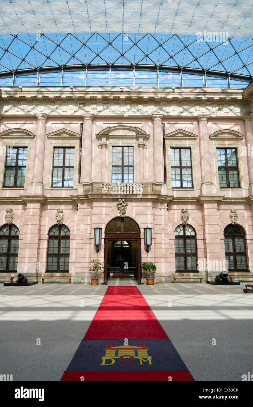 Innenhof mit modernen Glasdach im deutschen historischen Museum in Berlin Deutschland Stockfoto