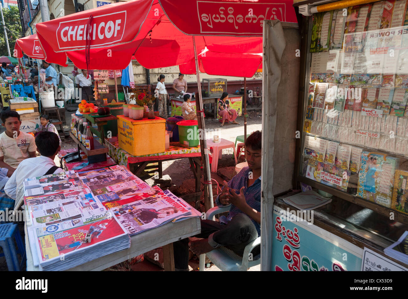 Straßenhändler, Maha Bandoola Road, Yangon (Rangoon), Myanmar (Burma) Stockfoto