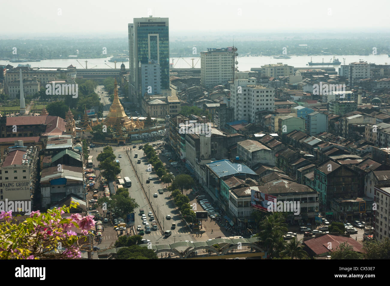 Sule-Pagode und Irrawaddy-Fluss, Yangon (Rangoon), Myanmar (Burma) Stockfoto