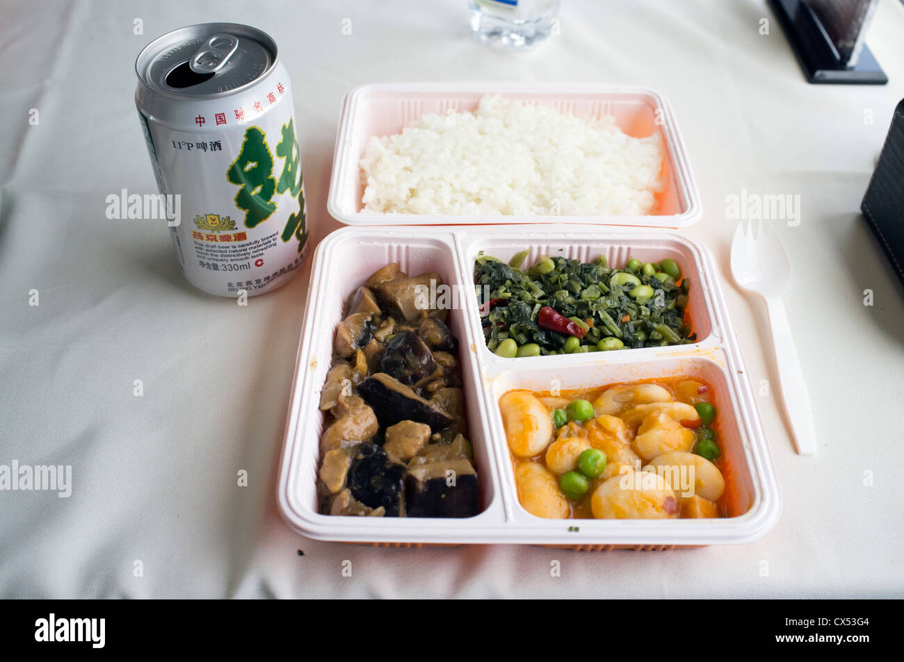 Mittagessen am Hochgeschwindigkeitszug zwischen Peking und Shanghai in China Stockfoto