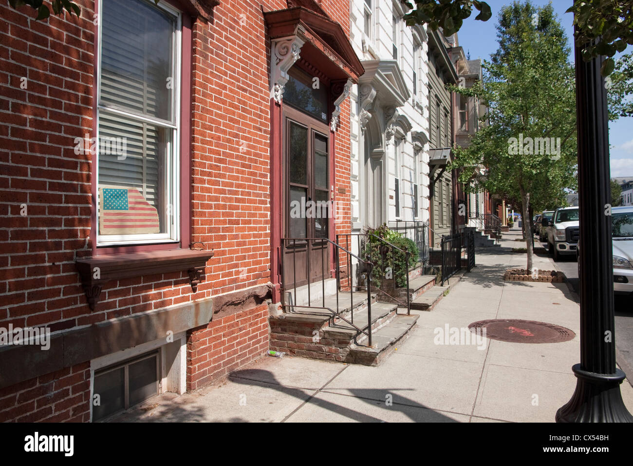 Warren Street Stadthäuser in Hudson, New York. Stockfoto