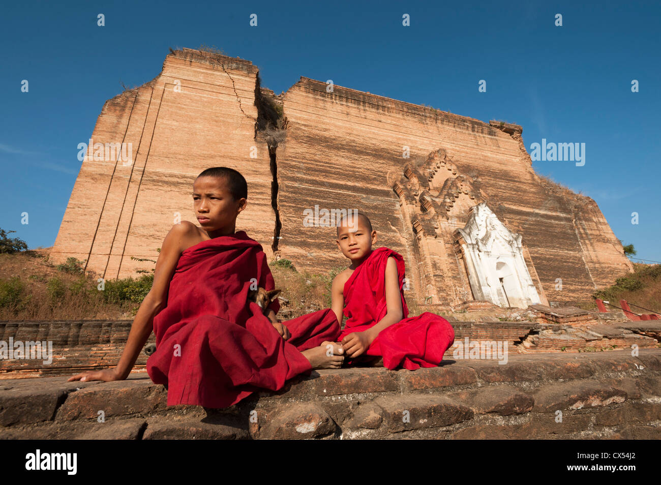 Zwei junge Mönche und ein Welpe, Mingun-Tempel, Myanmar (Burma) Stockfoto