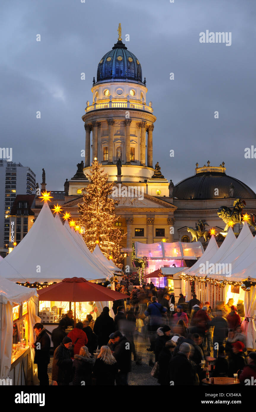 Winterzauber, Weihnachtszauber, Weihnachtsmarkt am Gendarmenmarkt quadratisch, Deutscher Dom Kathedrale, Berlin, Deutschland, Europa Stockfoto