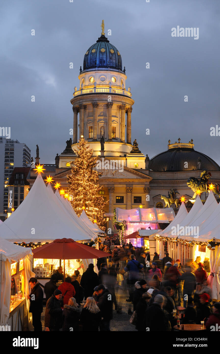 Winterzauber, Weihnachtsmarkt am Gendarmenmarkt square, Schauspielhaus, Deutscher Dom Kathedrale, Berlin, Deutschland, Europa Stockfoto