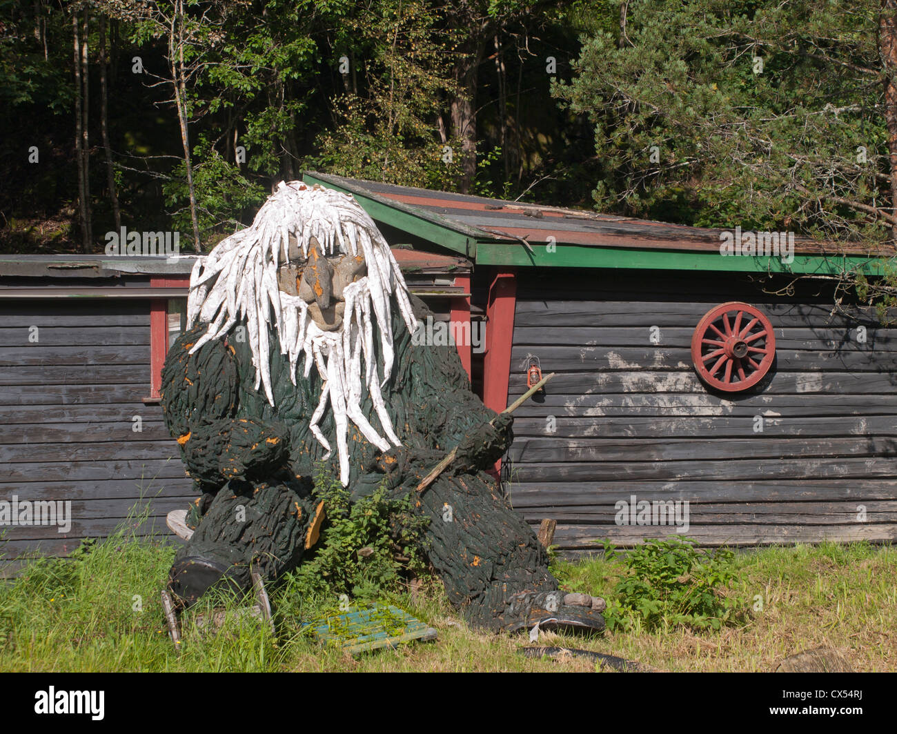 Ein Troll ist an den Rand des Waldes, fand seine Ruhe durch ein privates Gartenhaus am Stadtrand von Oslo Norwegen herausgekommen Stockfoto