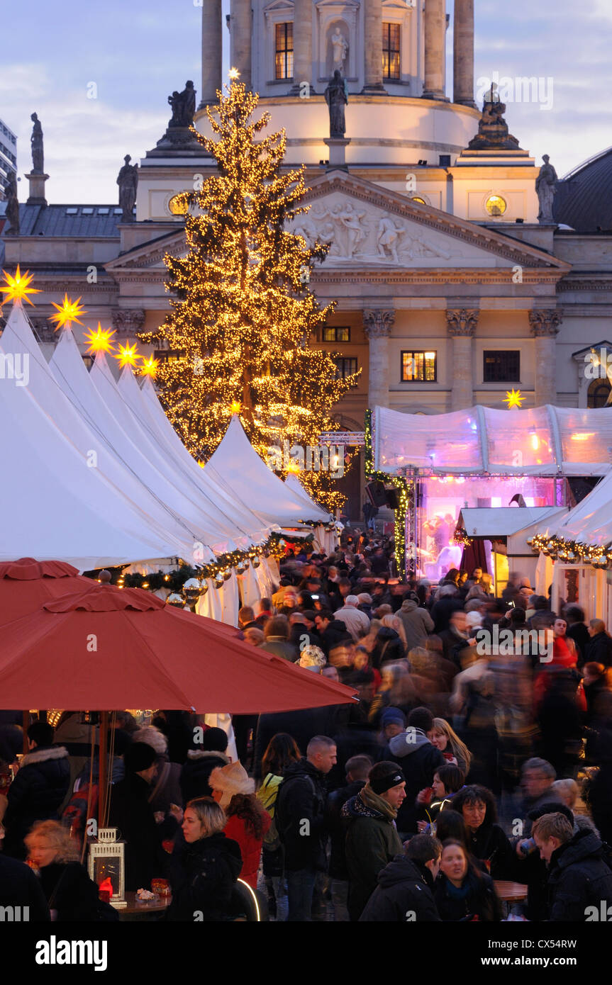 Winterzauber, Weihnachtszauber, Weihnachtsmarkt am Gendarmenmarkt quadratisch, Deutscher Dom Kathedrale, Berlin, Deutschland, Europa Stockfoto