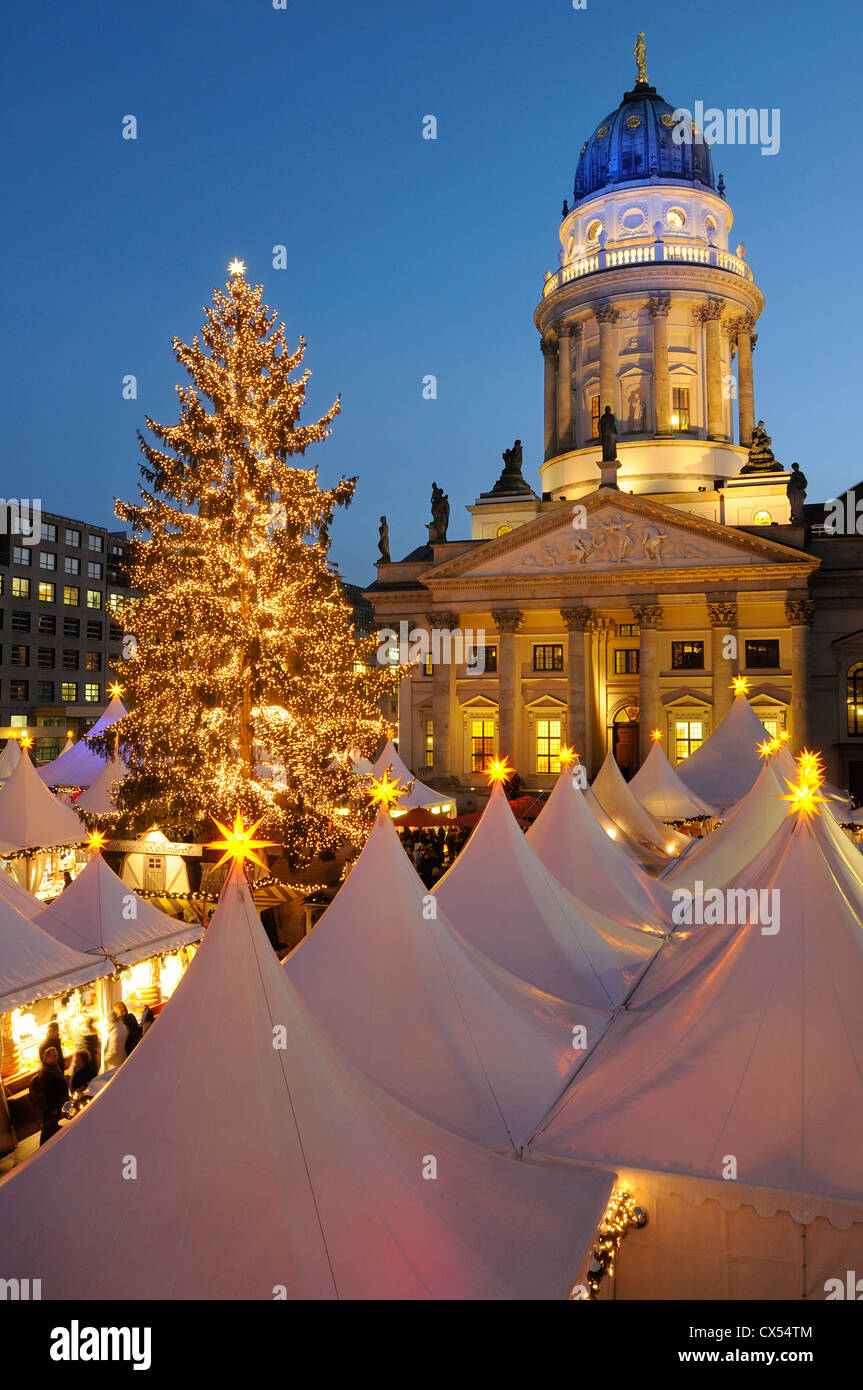 Winterzauber, Weihnachtszauber, Weihnachtsmarkt am Gendarmenmarkt quadratisch, Deutscher Dom Kathedrale, Berlin, Deutschland, Europa Stockfoto