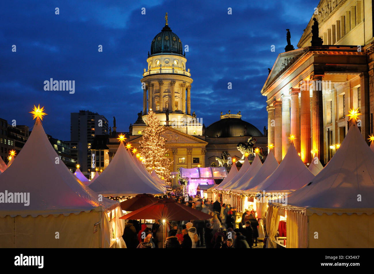 Winterzauber, Weihnachtsmarkt am Gendarmenmarkt square, Schauspielhaus, Deutscher Dom Kathedrale, Berlin, Deutschland, Europa Stockfoto