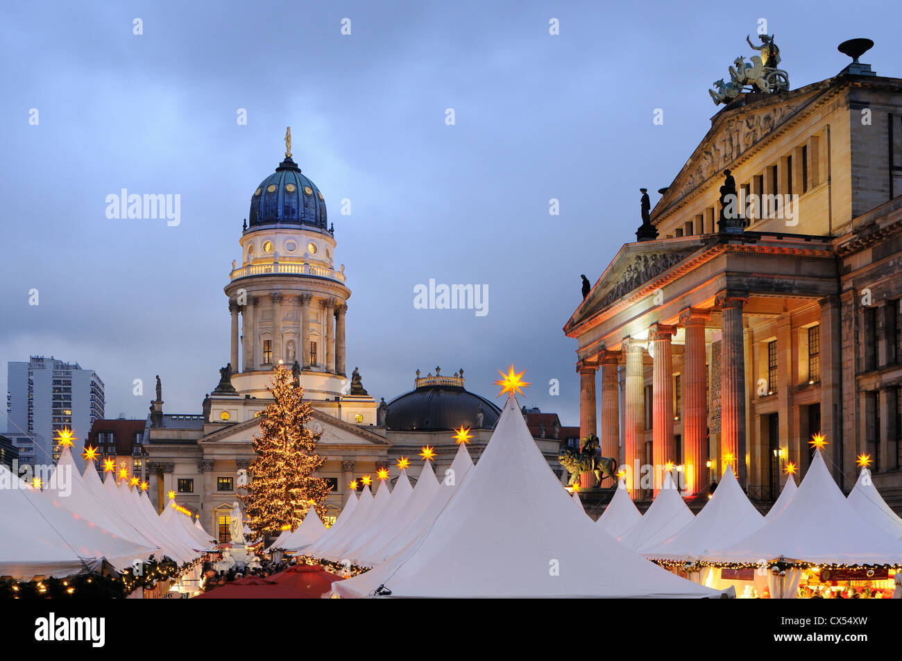 Winterzauber, Weihnachtsmarkt am Gendarmenmarkt square, Schauspielhaus, Deutscher Dom Kathedrale, Berlin, Deutschland, Europa Stockfoto
