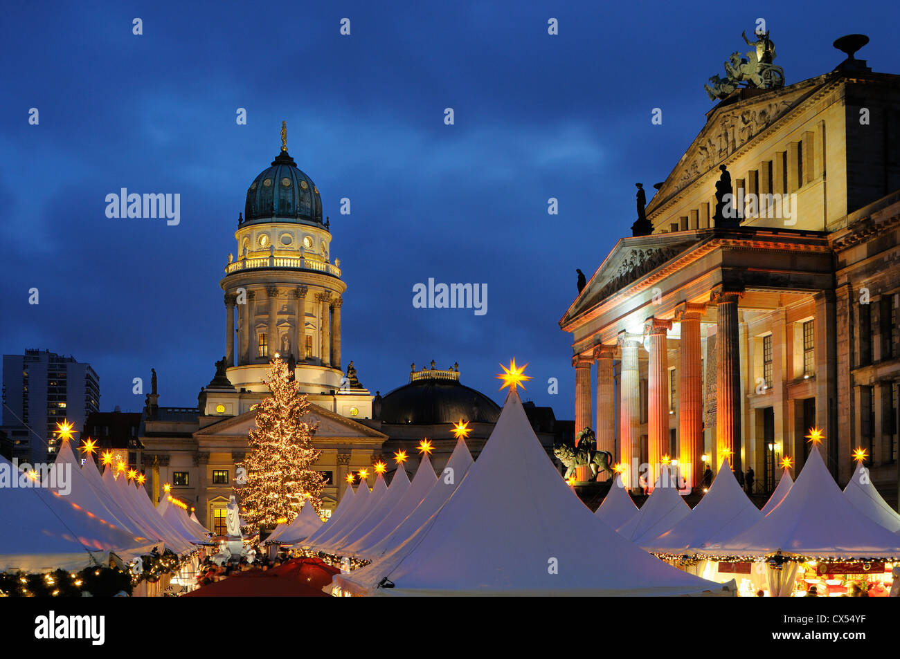 Winterzauber, Weihnachtsmarkt am Gendarmenmarkt square, Schauspielhaus, Deutscher Dom Kathedrale, Berlin, Deutschland, Europa Stockfoto