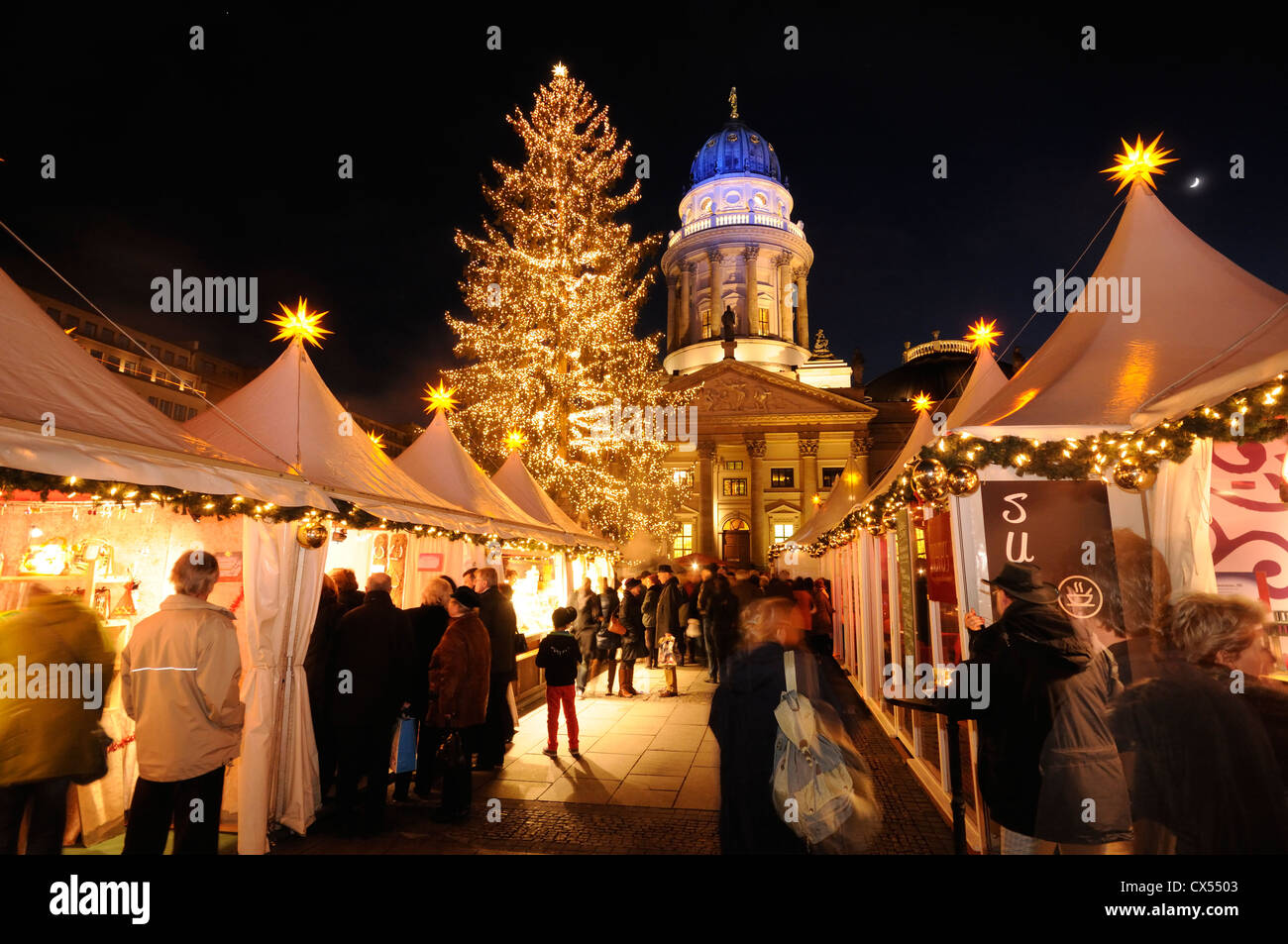 Die Magie von Weihnachten, Winterzauber, Weihnachtsmarkt am Gendarmenmarkt quadratisch, Deutscher Dom Kathedrale, Berlin, Deutschland Stockfoto