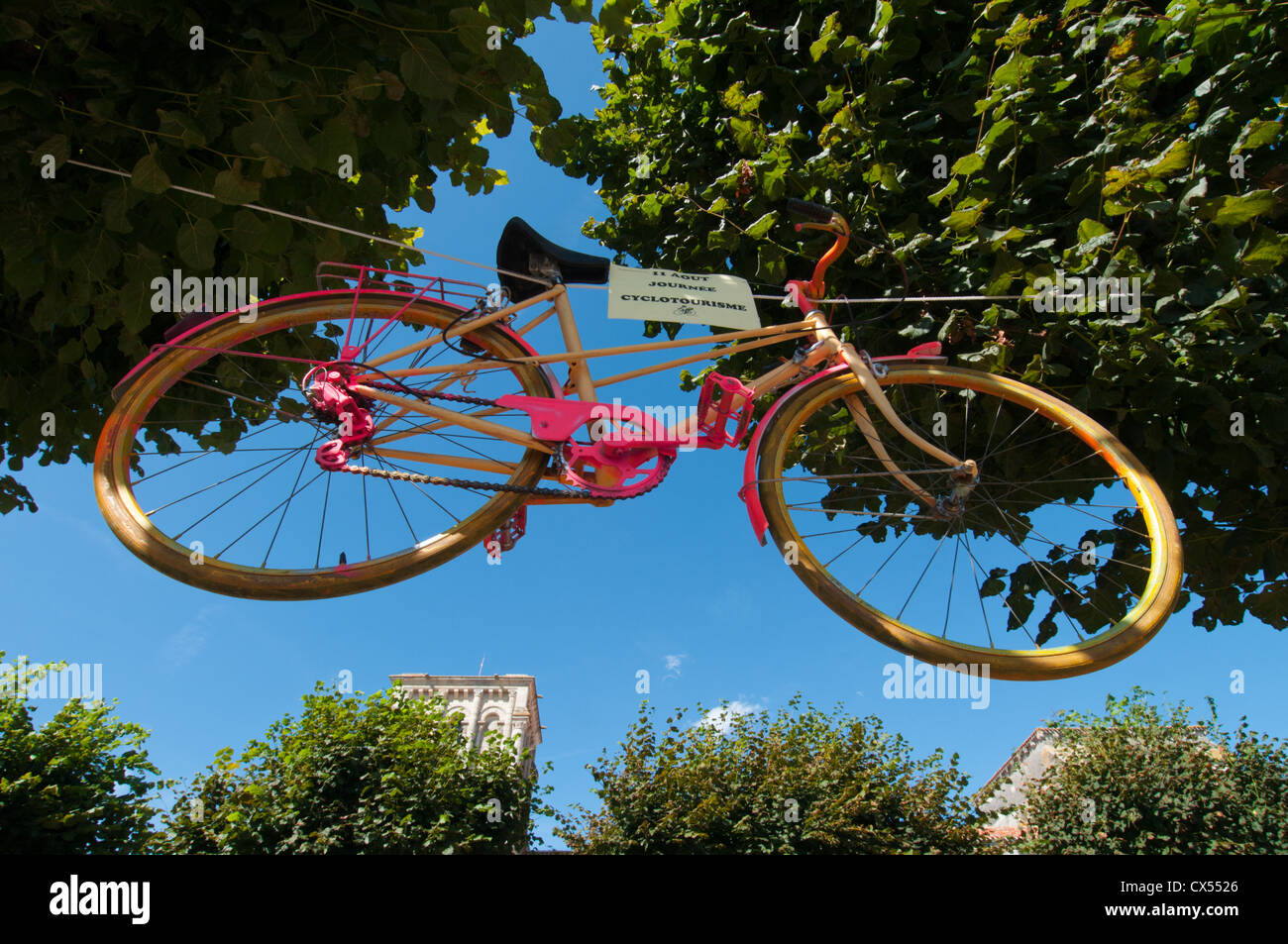 Hängende rosa Fahrrad. Frankreich. Europa. Stockfoto