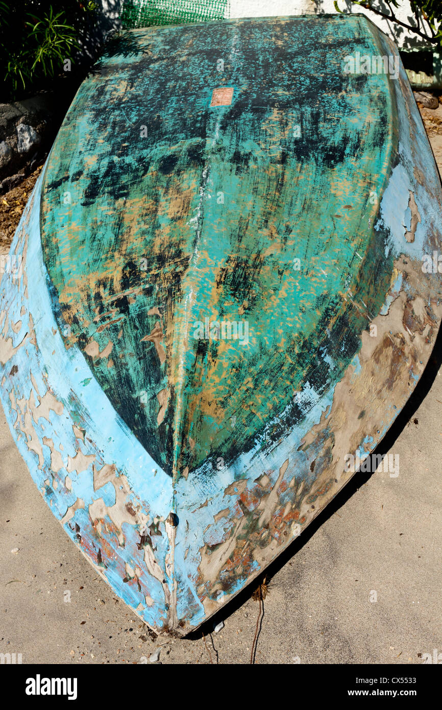 Umgedrehtes boot am strand -Fotos und -Bildmaterial in hoher Auflösung ...