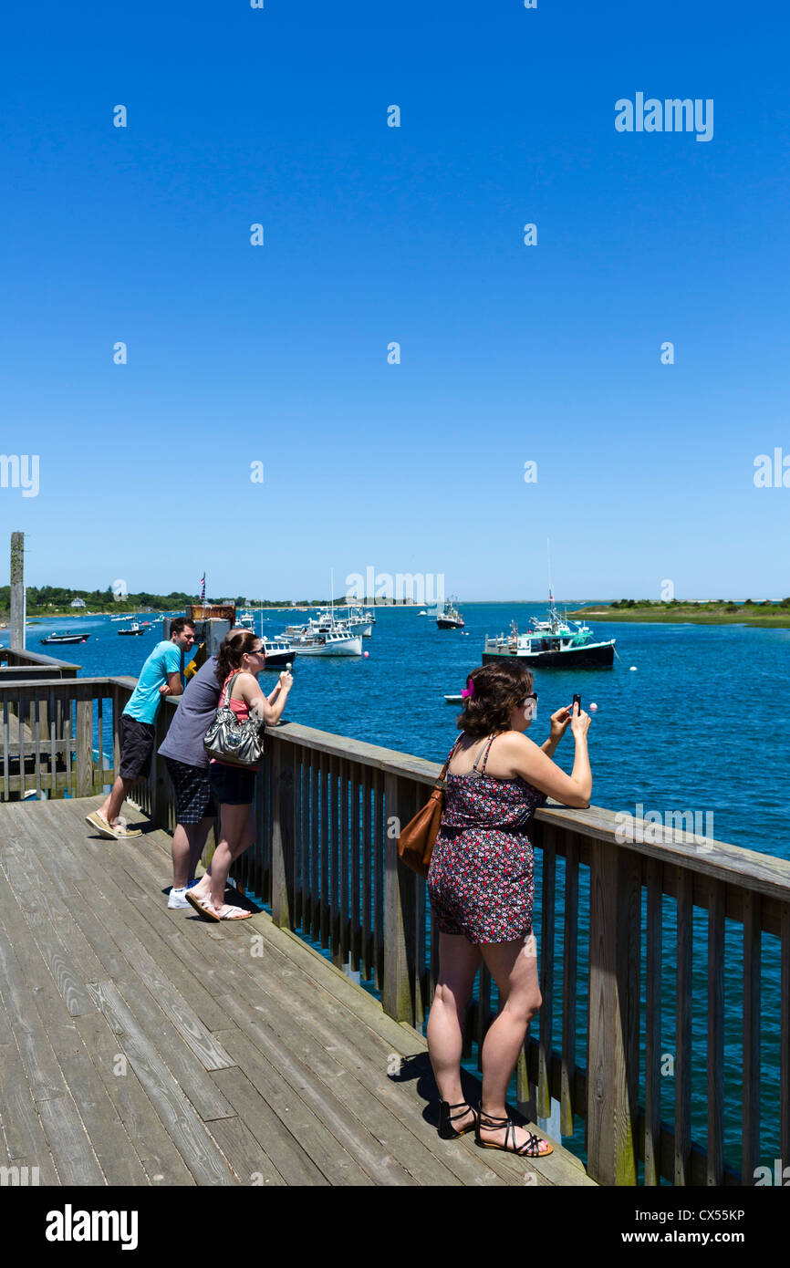 Touristen fotografieren von Terrasse mit Blick auf den Fischerhafen in Chatham, Cape Cod, Massachusetts, USA Stockfoto