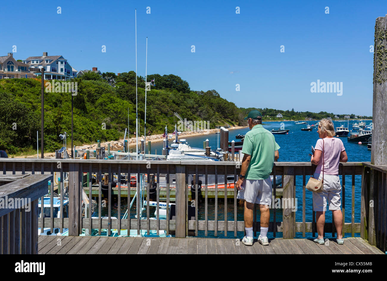 Touristen auf der Terrasse mit Blick auf den Fischerhafen in Chatham, Cape Cod, Massachusetts, USA Stockfoto