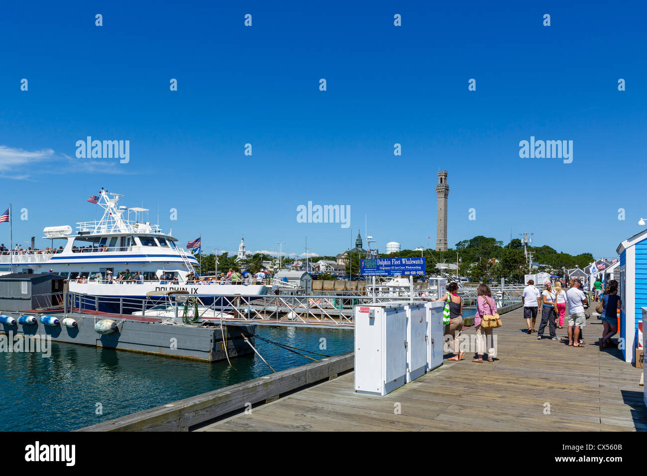 Der Hafen in Provincetown mit dem Pilgrim Monument-Turm in der Ferne, Cape Cod, Massachusetts, USA Stockfoto Der Hafen in Provincetown mit dem Pilgrim Monument-Turm in der Ferne, Cape Cod, Massachusetts, USA Stockfoto