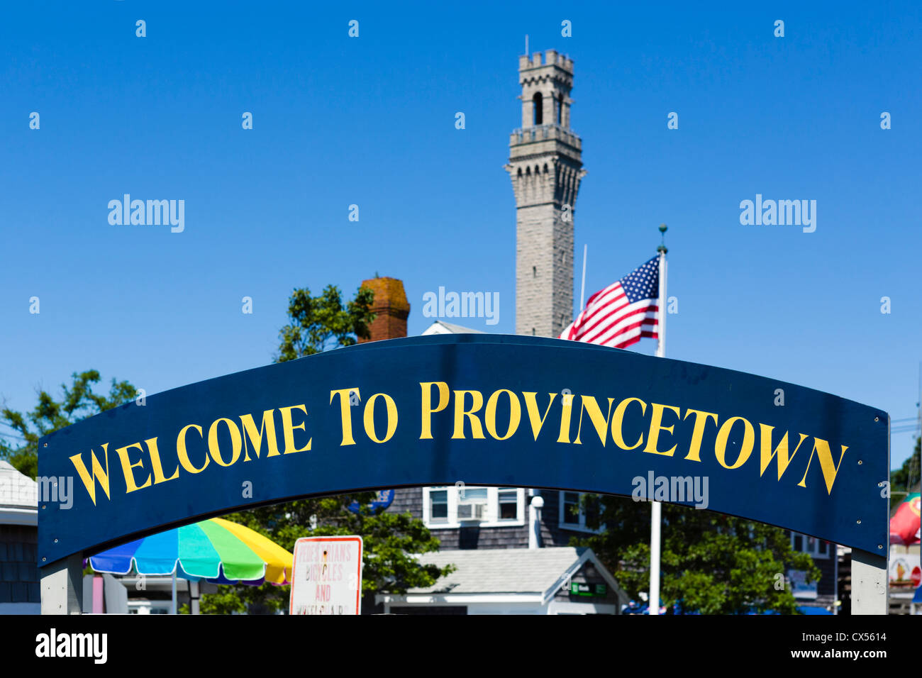 Herzlich Willkommen Sie in Provincetown Zeichen mit dem Pilgrim Monument Turm hinter, Provincetown, Cape Cod, Massachusetts, USA Stockfoto