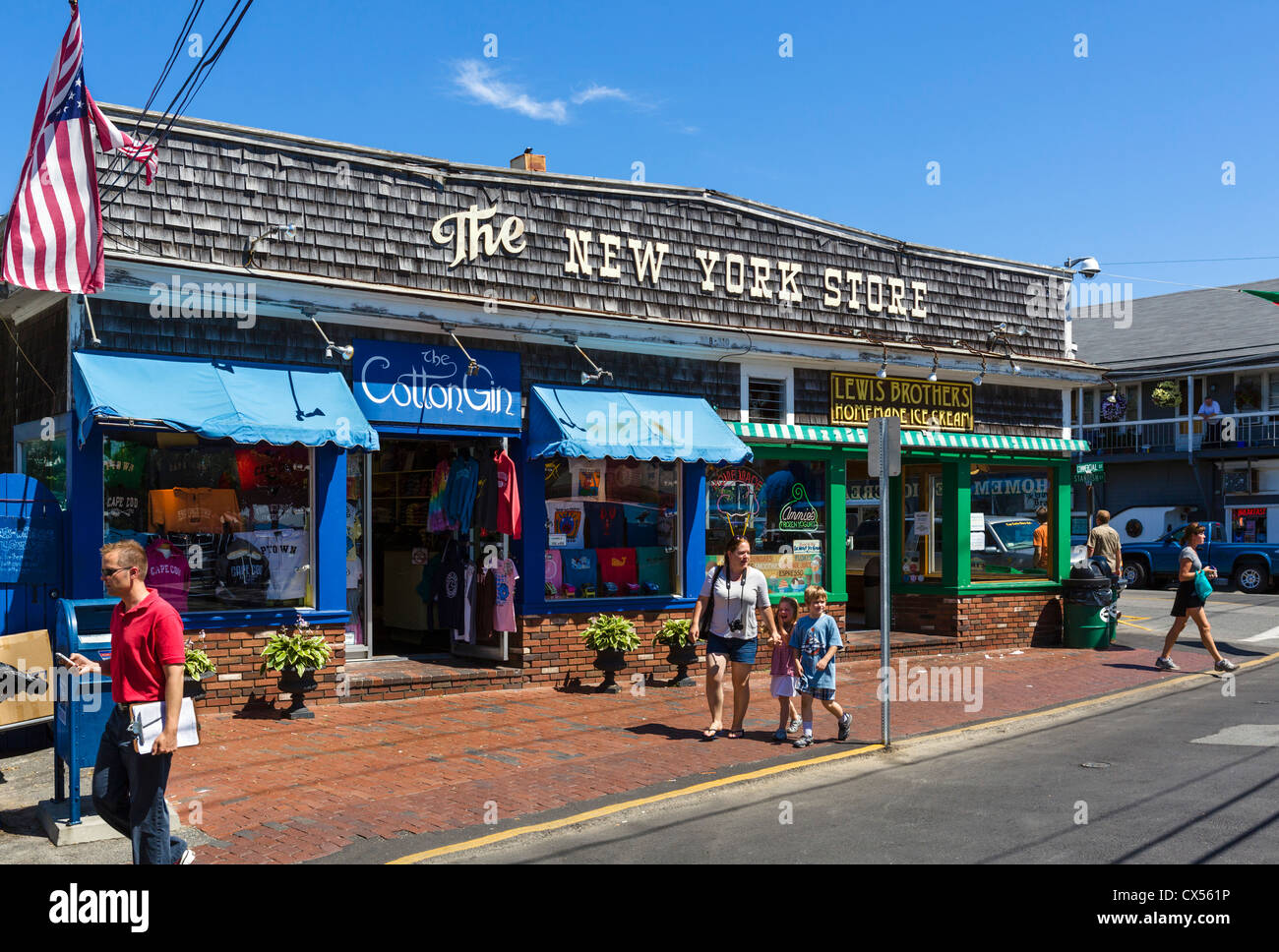 Geschäfte auf der Commercial Street (die Hauptstraße), Provincetown, Cape Cod, Massachusetts, USA Stockfoto