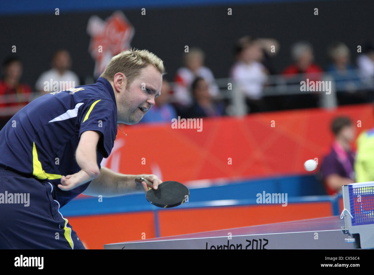 Fredrik Andersson aus Schweden (Klasse 10) im Tischtennis in der Excel-Arena bei den Paralympischen Spielen 2012 in London Stockfoto