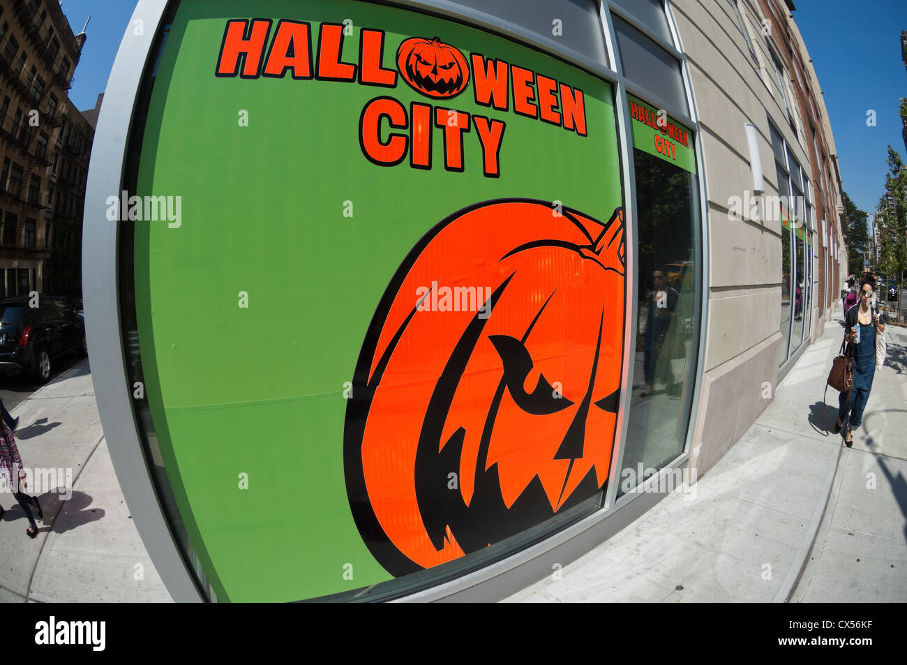 Halloween city pop up store in Fotos und Bildmaterial in hoher