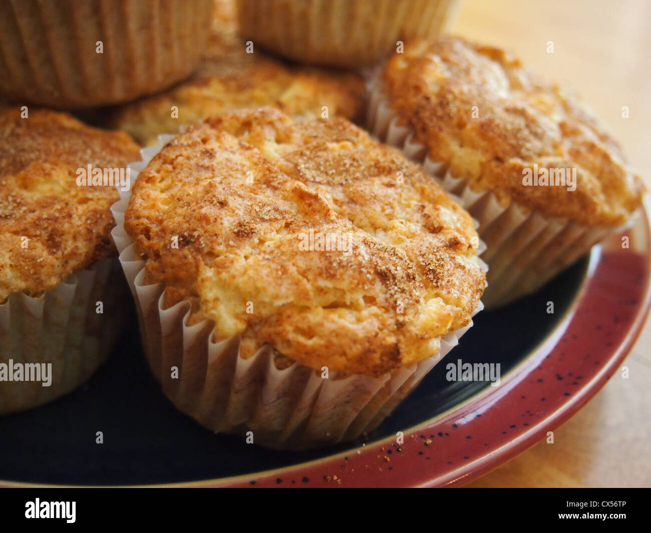 Apfel-Muffins auf Platte hautnah Stockfoto