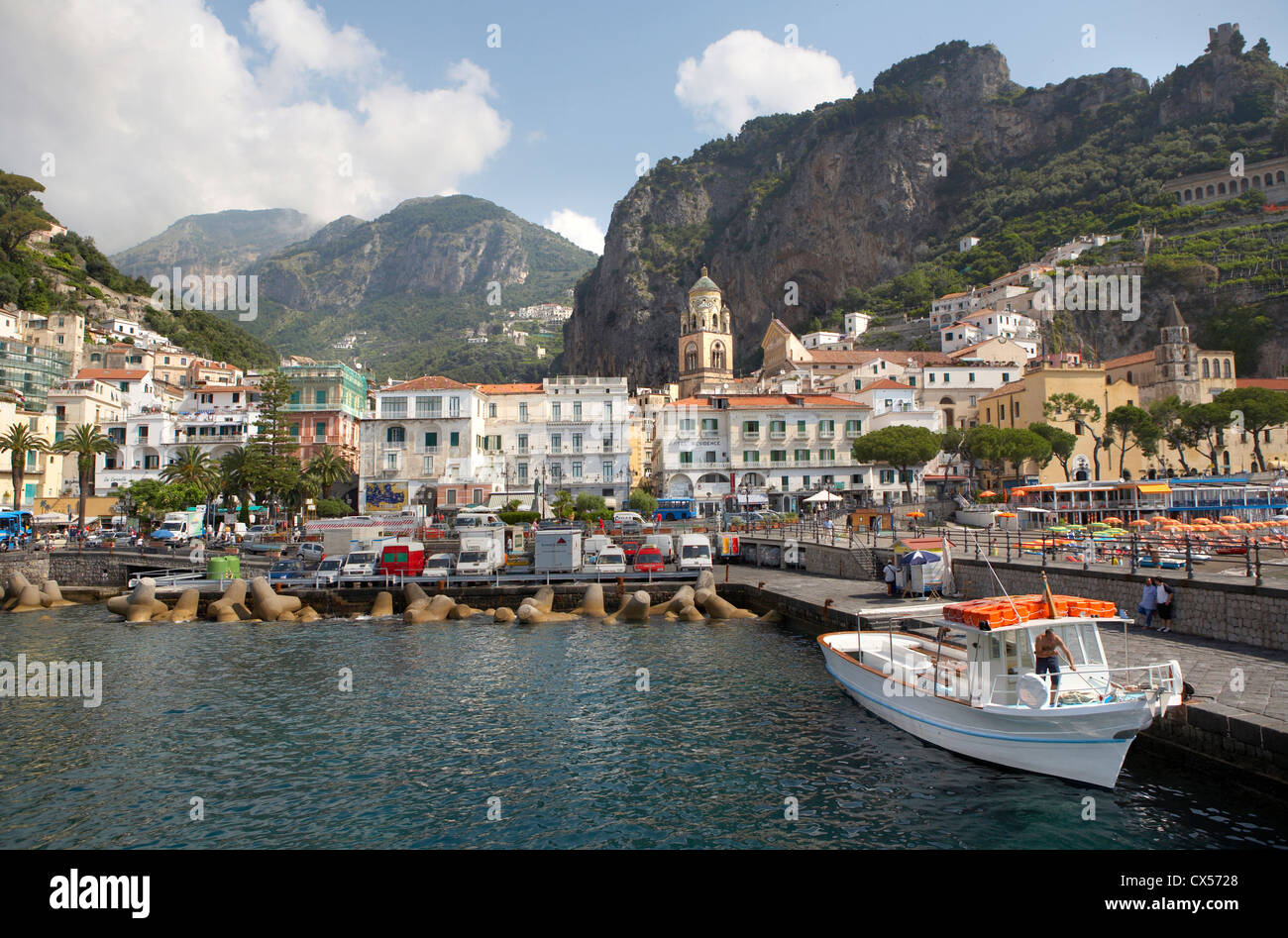 Die Stadt Amalfi, Italien am frühen Nachmittag vom Boot aus gesehen. Stockfoto