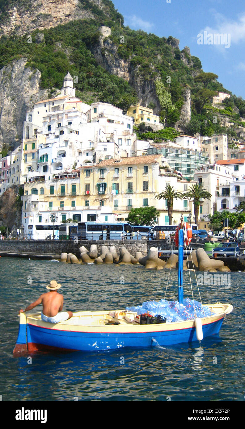 Ein kleines Boot liefert Wasser in der Stadt Amalfi, Italien. Stockfoto