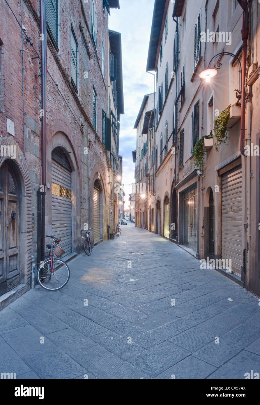 Europa, Italien, Toskana, Lucca, Straße in der Altstadt Stockfoto