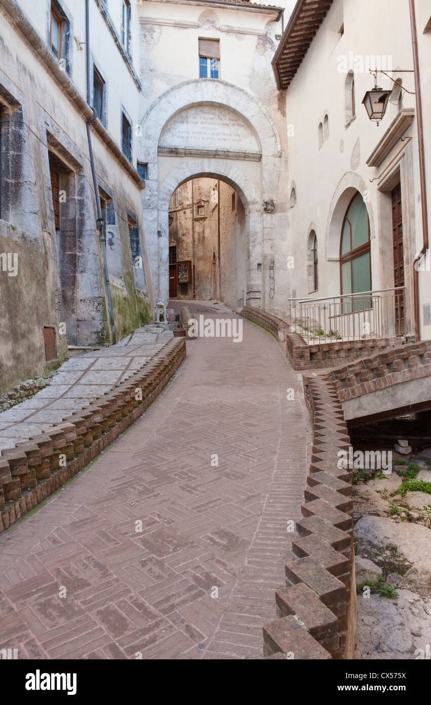 Europa, Italien, Umbrien, Spoleto, Straße in der Altstadt Stockfoto