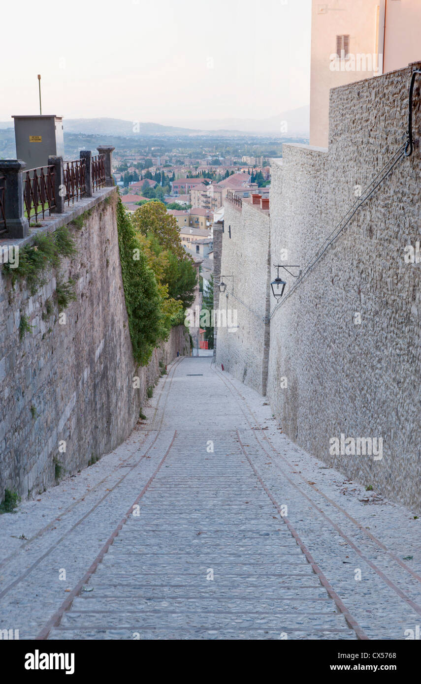 Europa, Italien, Umbrien, Spoleto, Treppen in der Altstadt Stockfoto